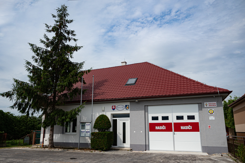 Nová Ves nad Váhom - budova obecného úradu