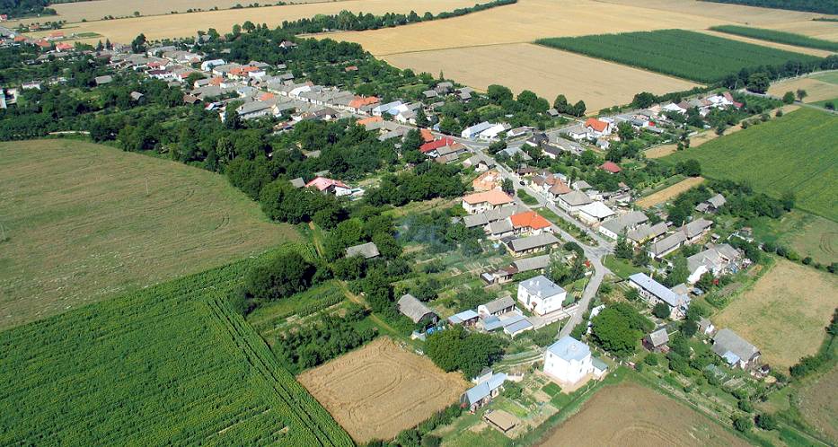 Nová Ves nad Váhom - panoramatický pohľad z výšky